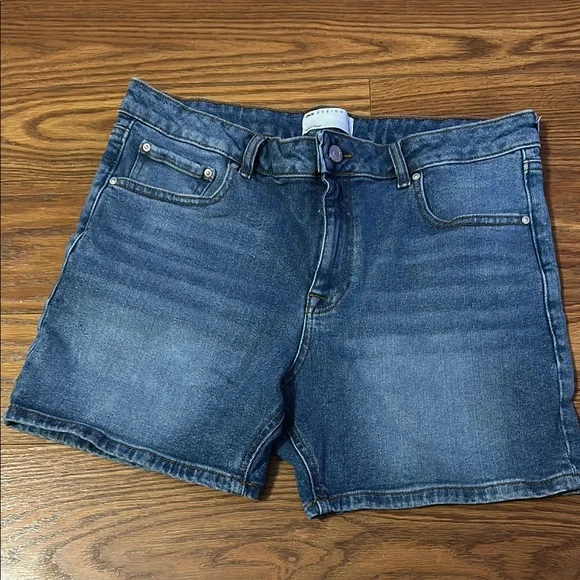 ASOS DESIGN mens skinny mid length denim shorts in mid wash blue size 34 - Picture 2 of 9